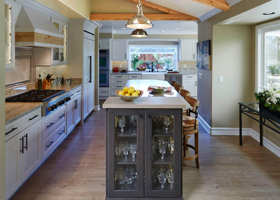 Large Kitchen Island, Entertainment Area in Kitchen, Family Friendly Kitchen