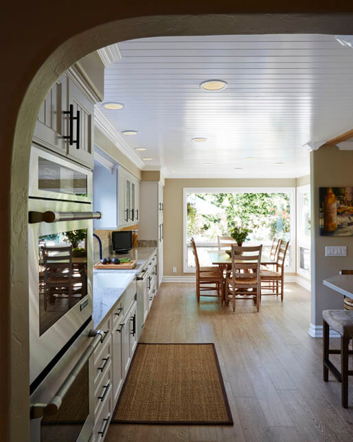 Bright Kitchen Design, T Shaped Kitchen, Casual Kitchen 