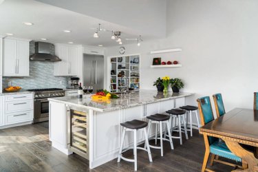 light kitchen design with vaulted ceilings