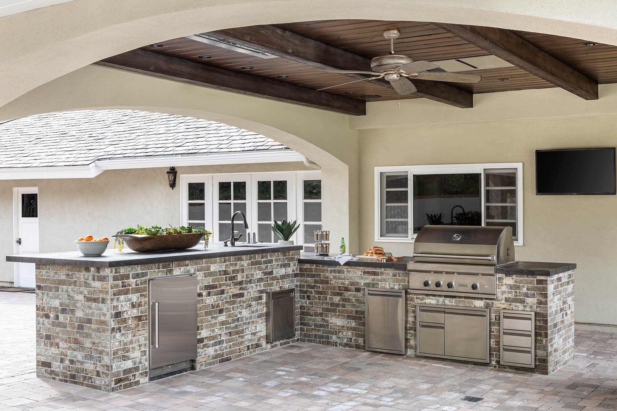 Outdoor Kitchen with built-in barbecue