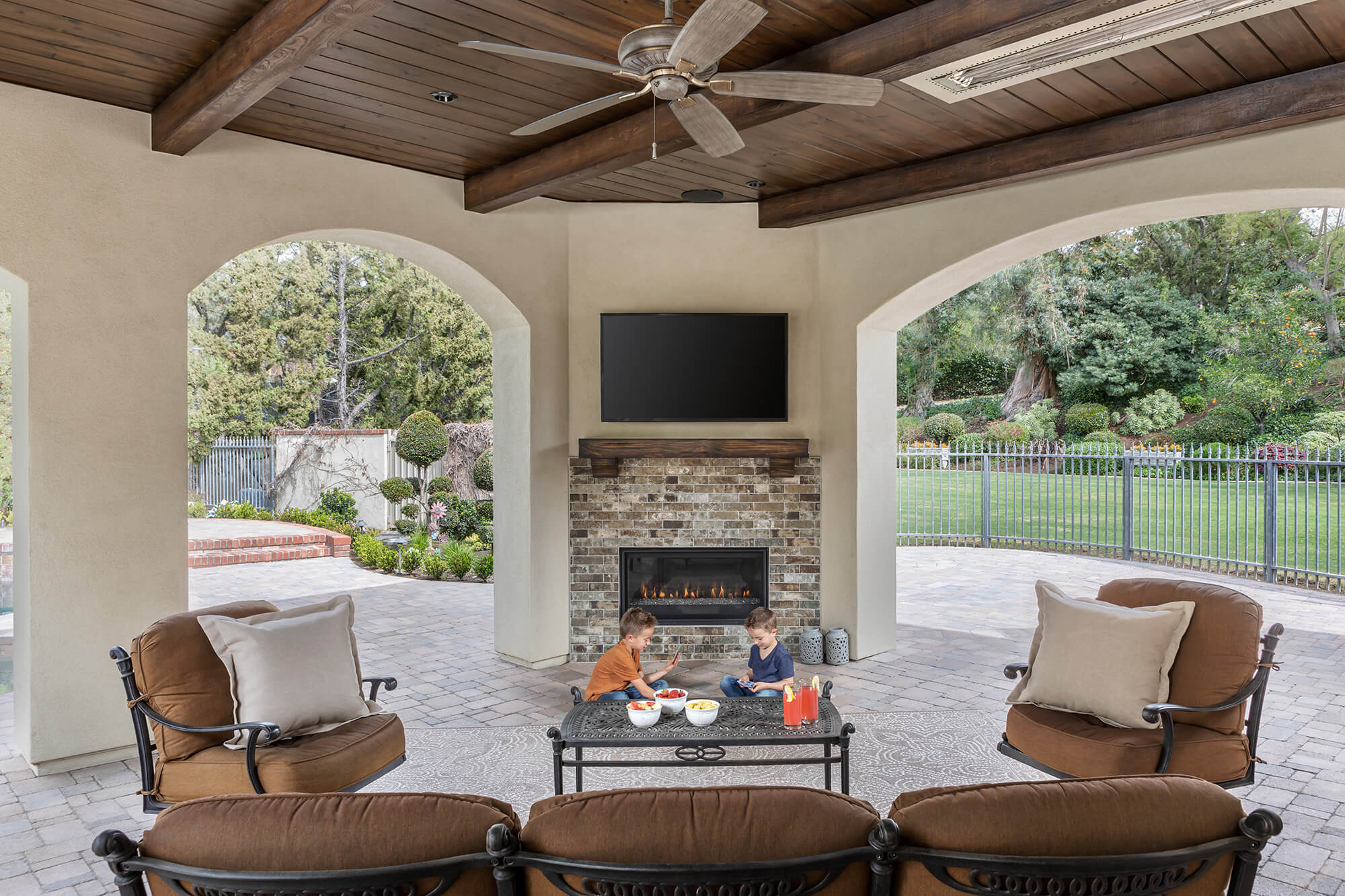 outdoor living space with frieplace