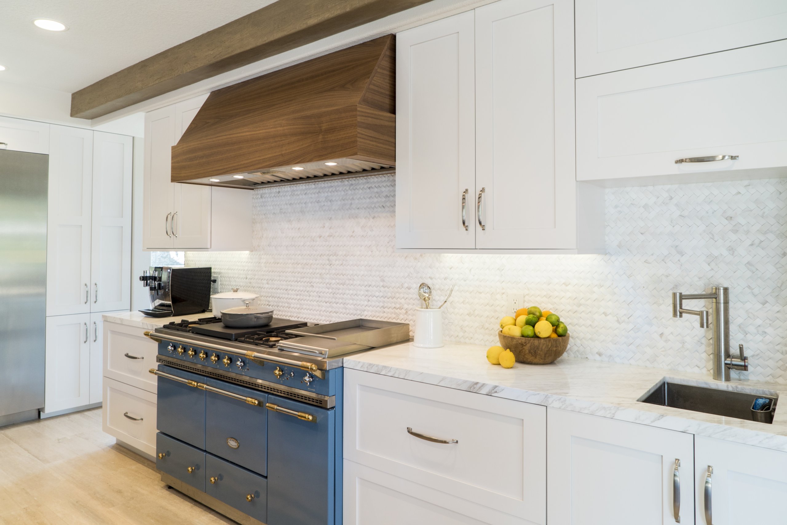 light tan burgundy back splash kitchen