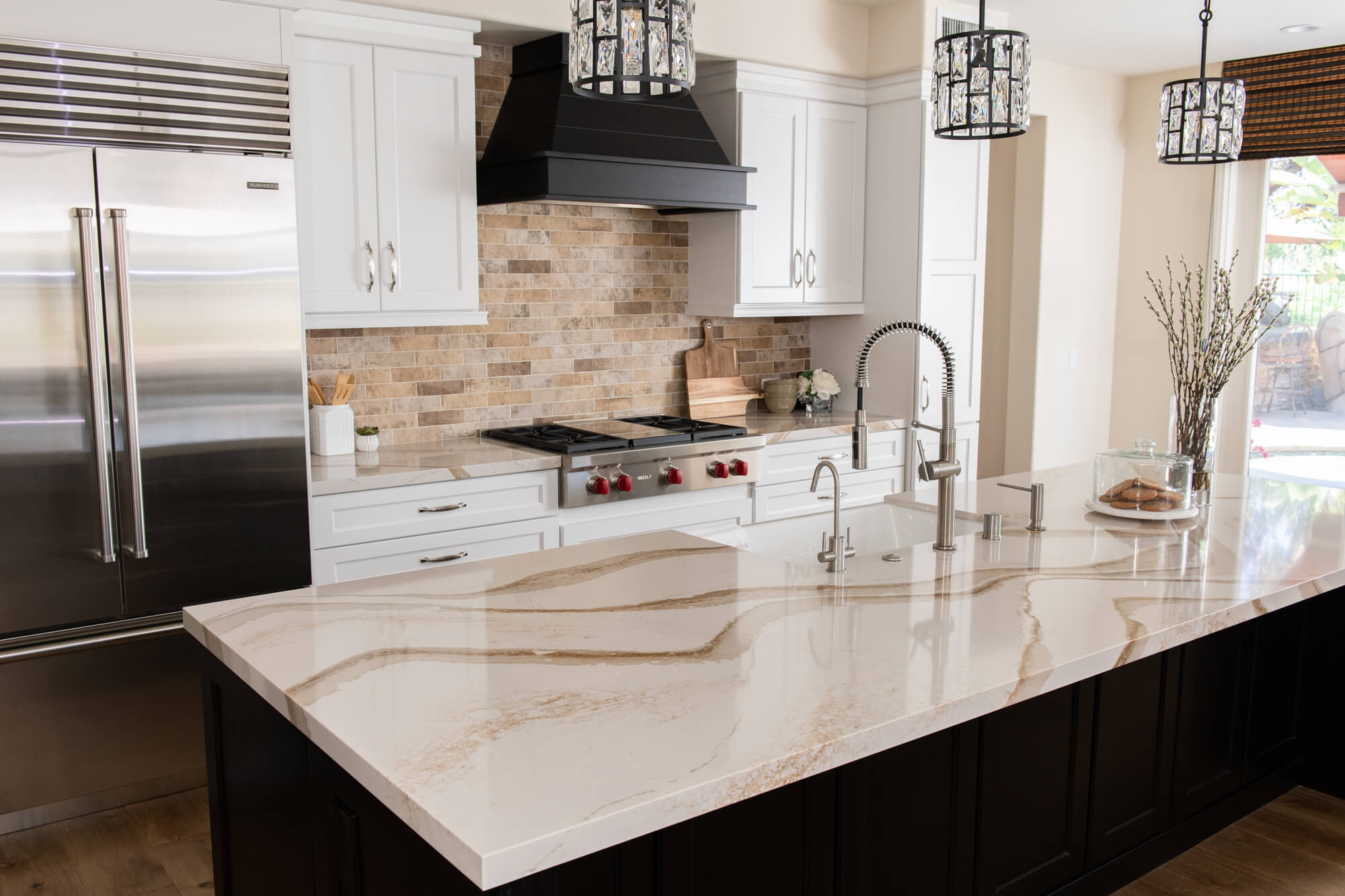 Warm-quartz-island-countertop-with-gold-veins-in-kitchen-renovation