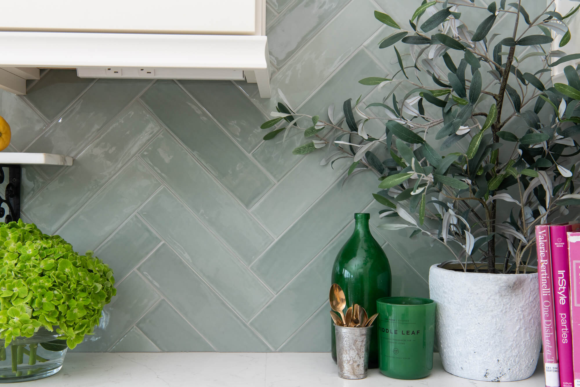 Ceramic-tile-backsplash-with-herringbone-pattern