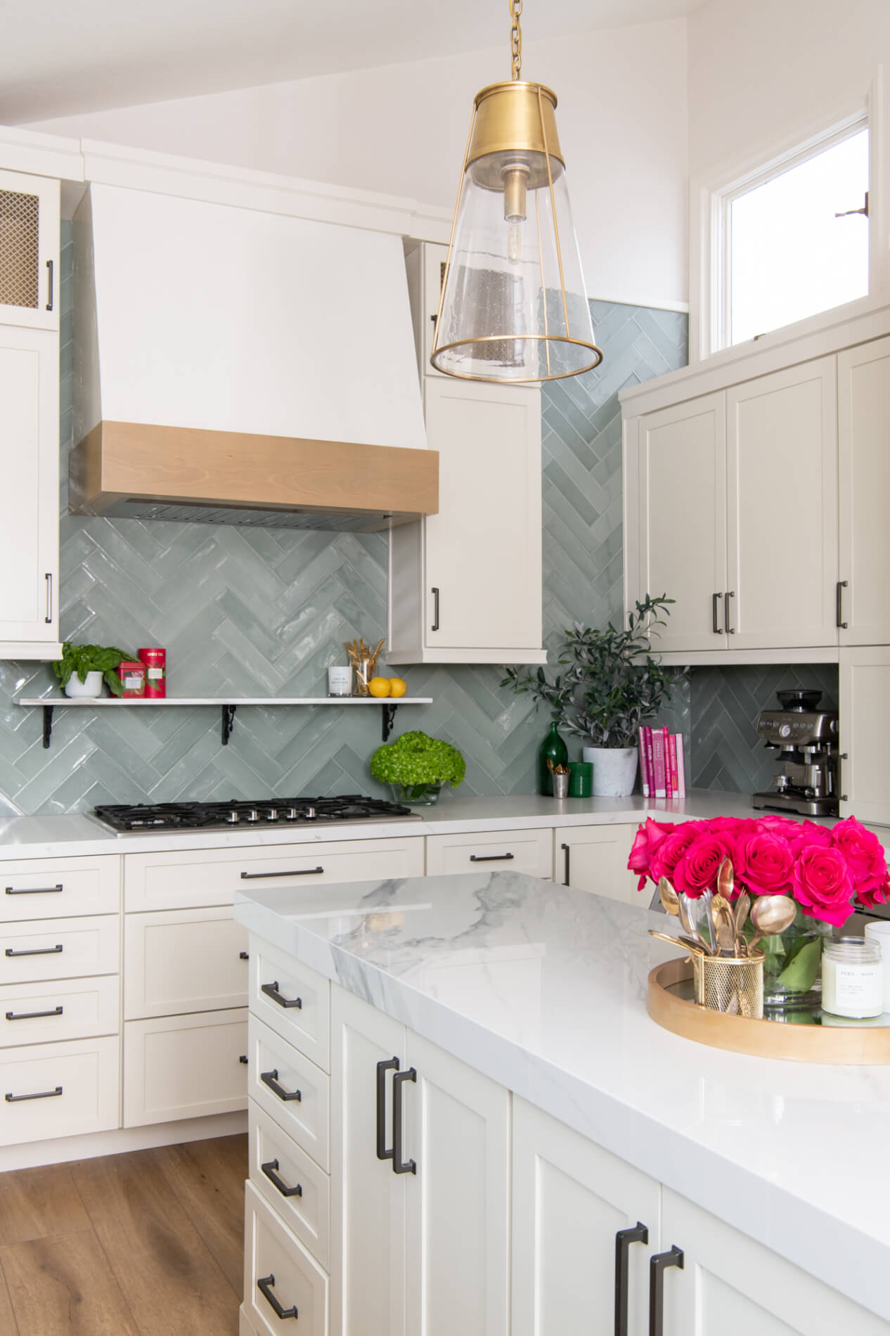 White-cabinets-with-contrasting-pulls-in-kitchen-renovation