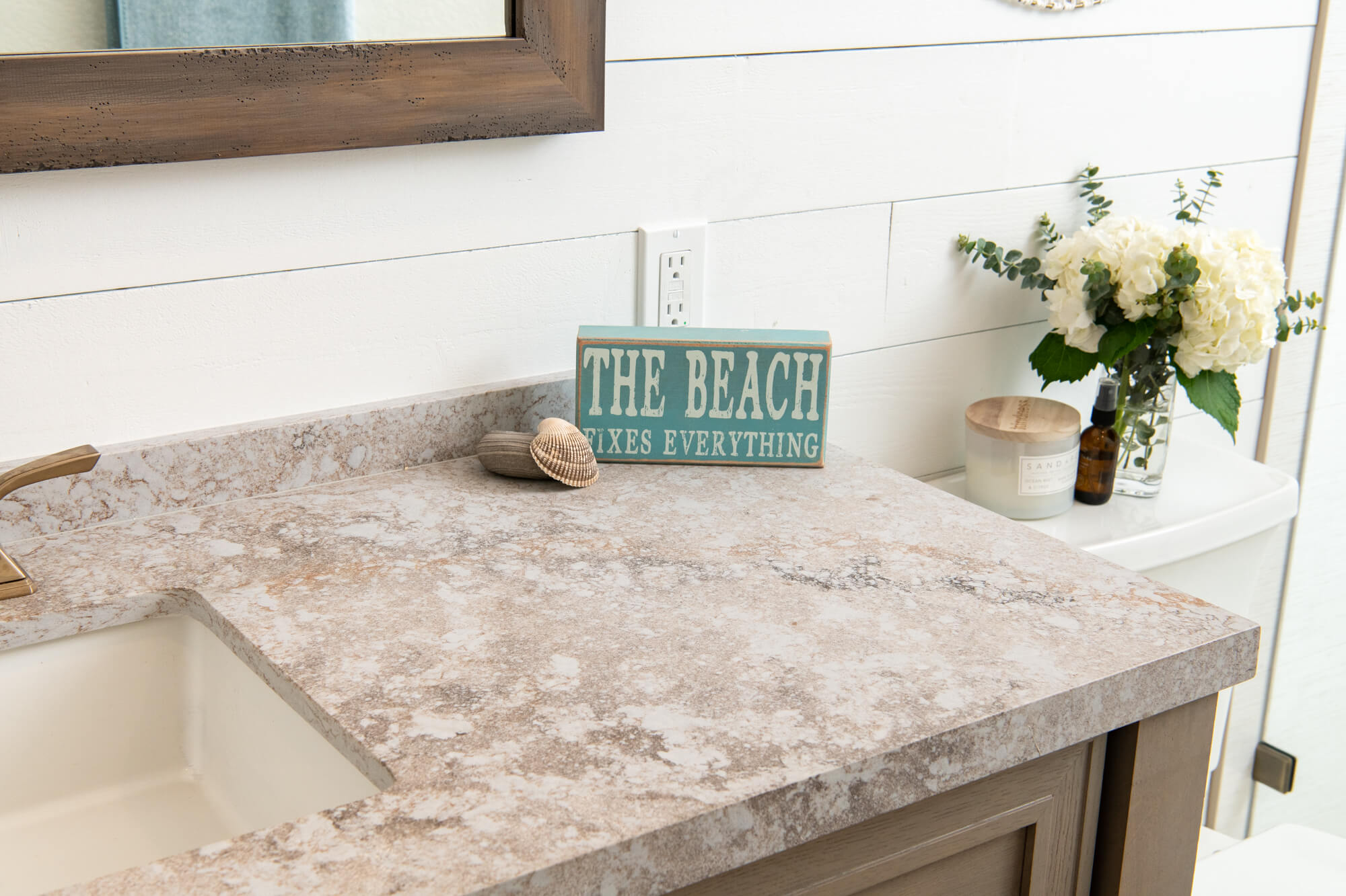 Sandy-aesthetic-in-engineered-quartz-countertop-design