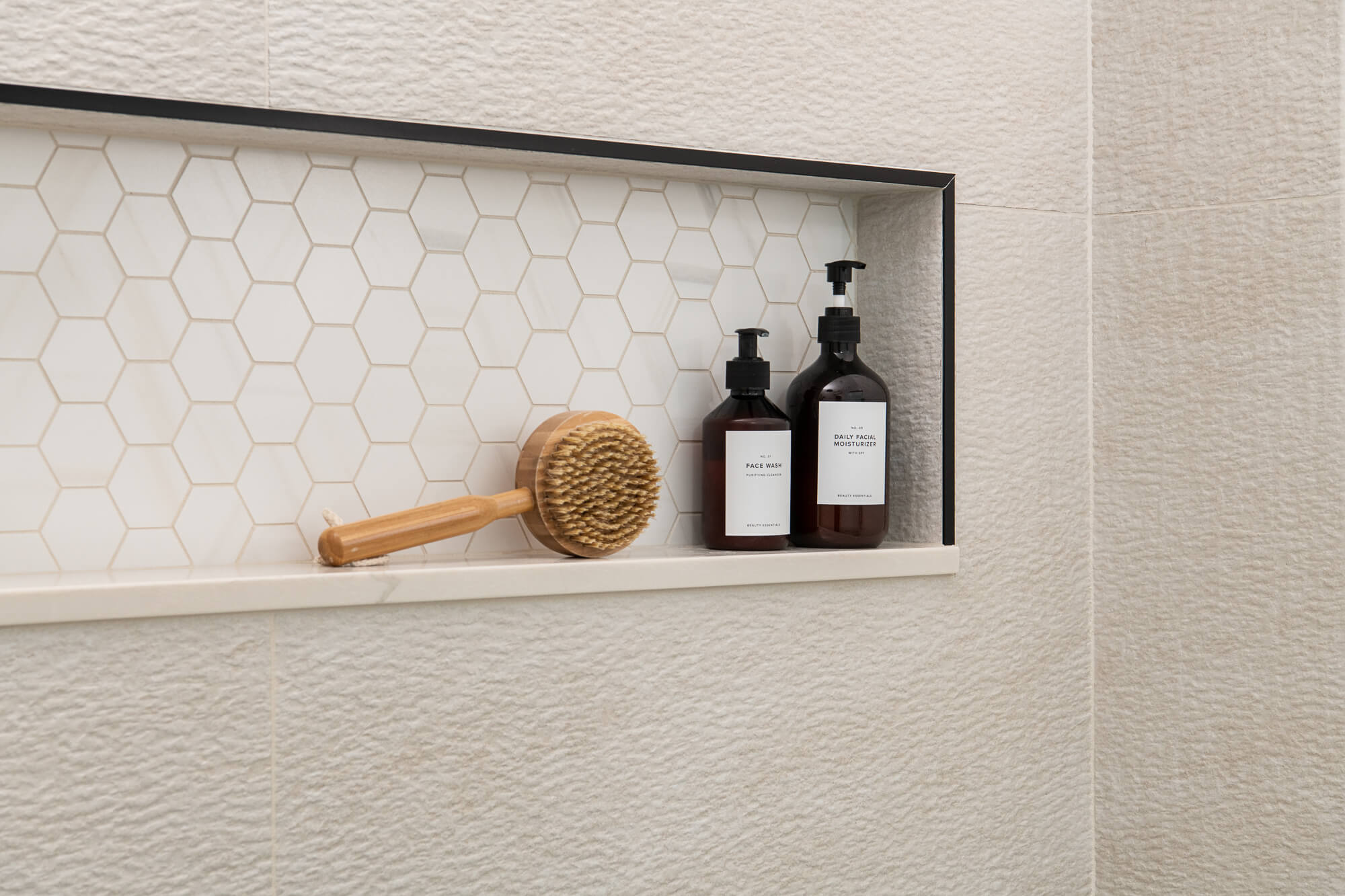 porcelain-ivory-tile-textured-wall-with-matte-black-edge-trim