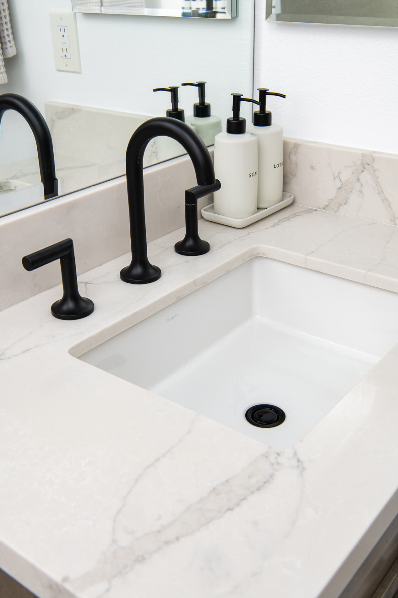 quartz-countertop-undermount-single-sink-