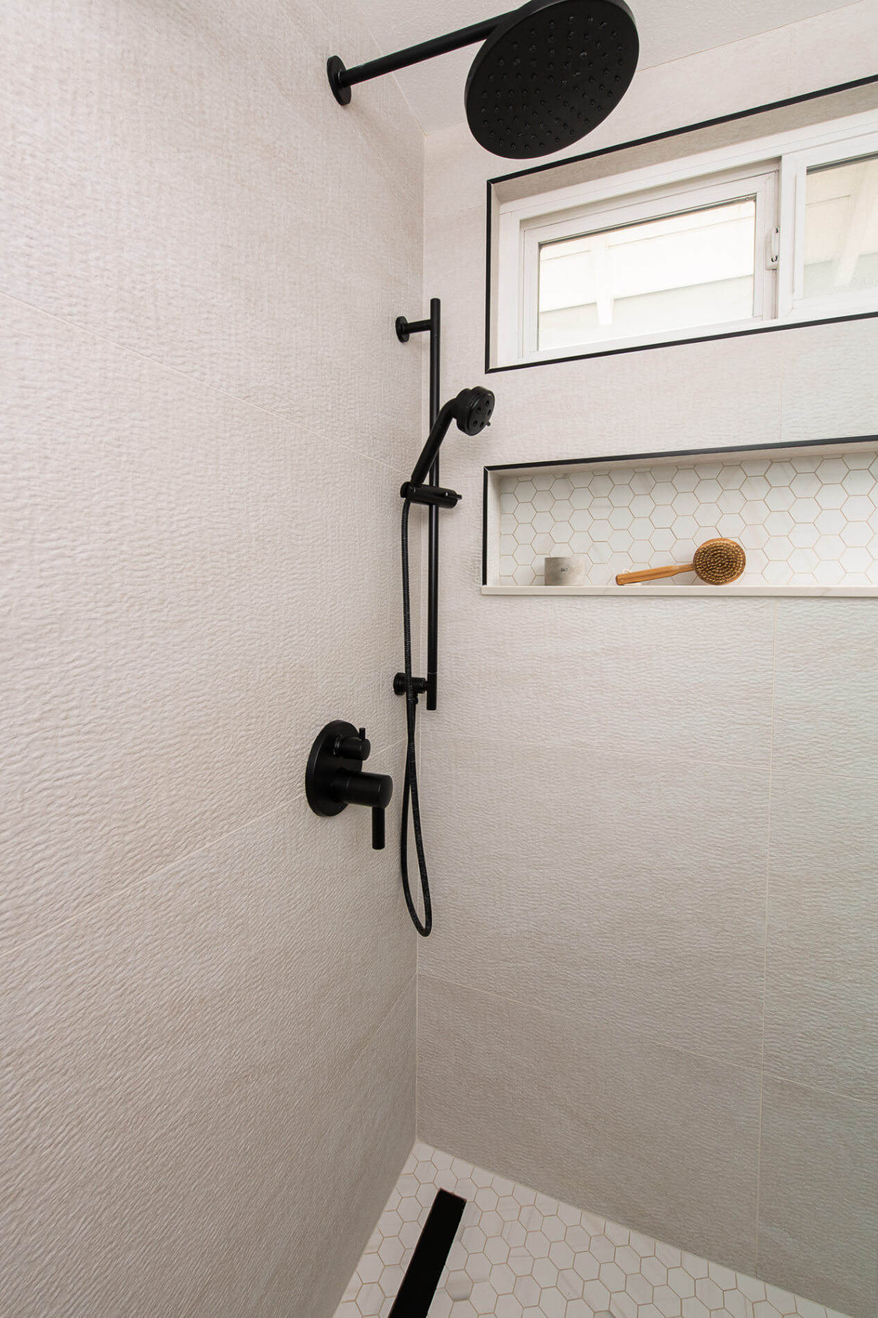 raised-shower-head-sliding-shower-bar-with-shower-wand-and-hose