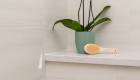 sereno-gold-quartz-topped-shower-bench-and-porcelain-white-sand-tiles