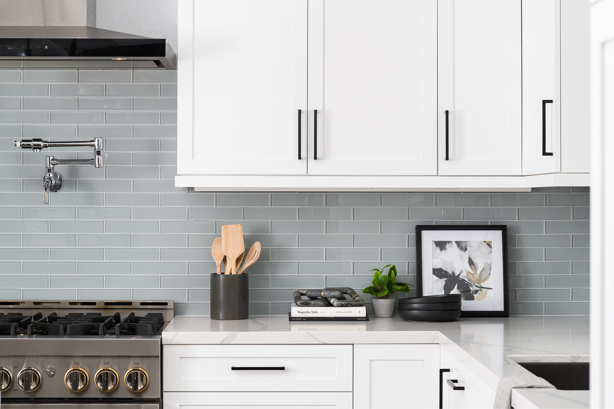 counter-to-cabinet-backsplash-Sessemo-glass-tile