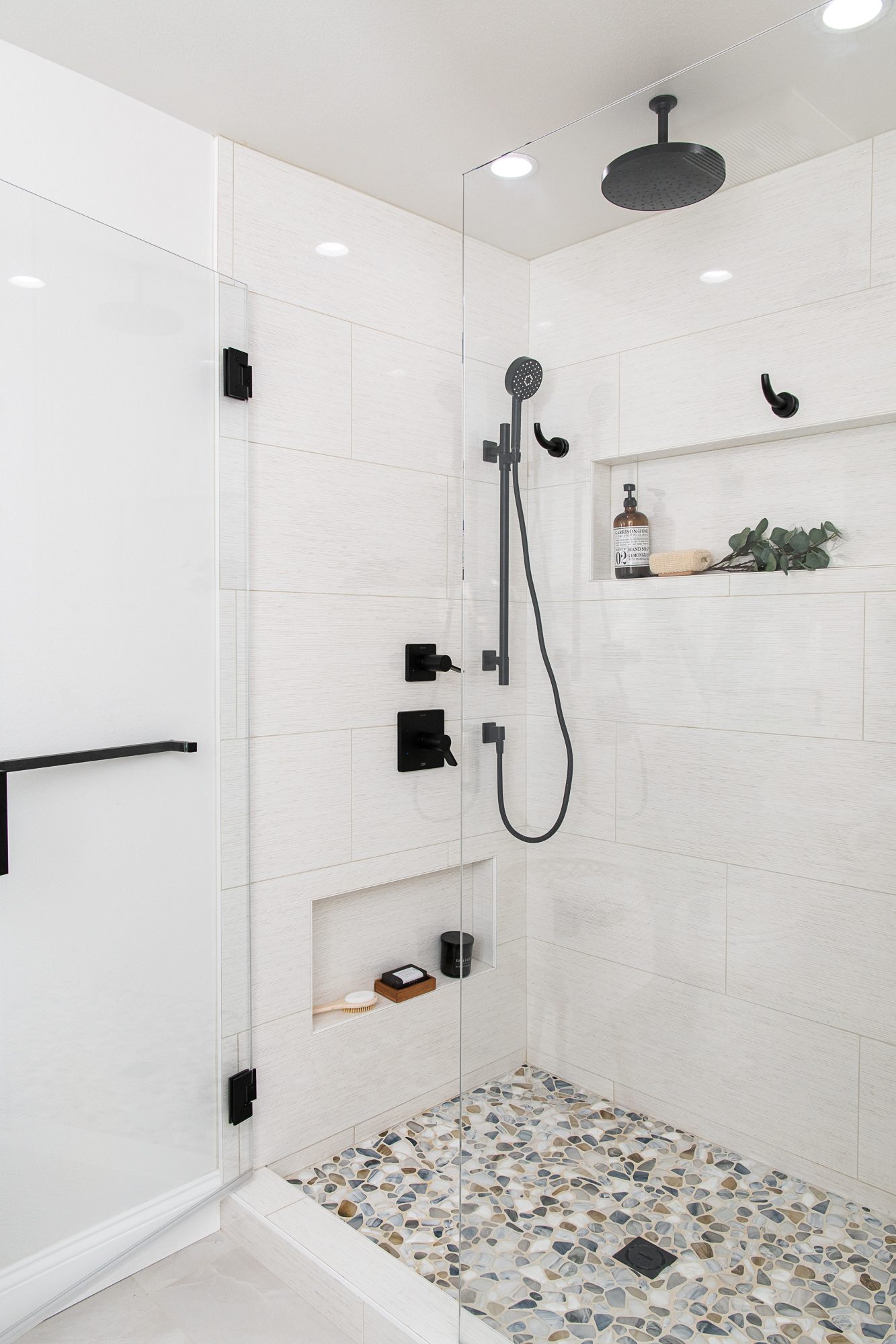 Porcelanosa-porcelain-Brunei-tile-in-Blanco