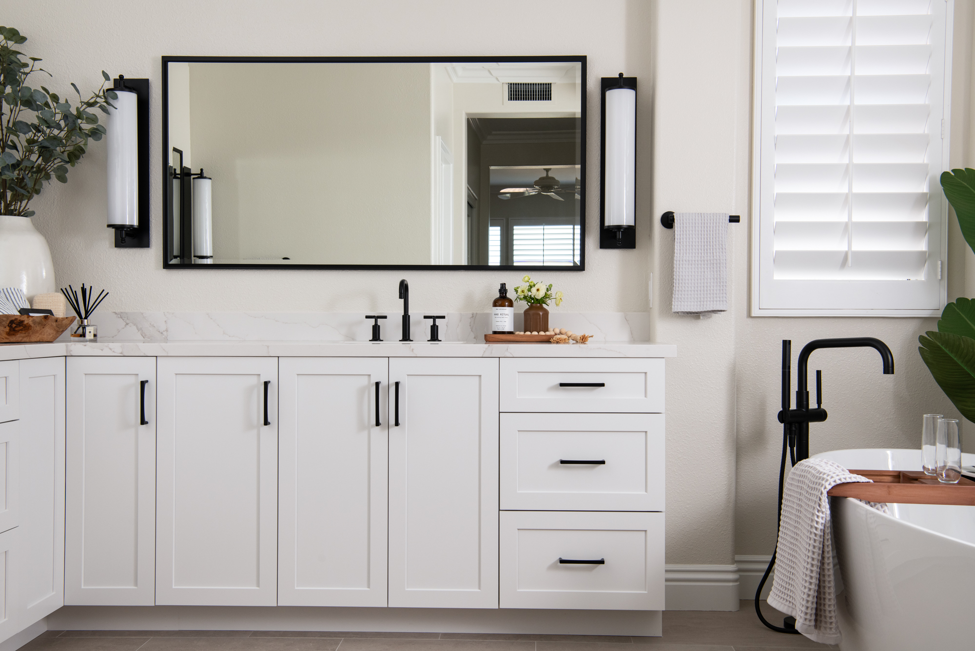 shaker-cabinets-in-pearl-white-with-black-pulls
