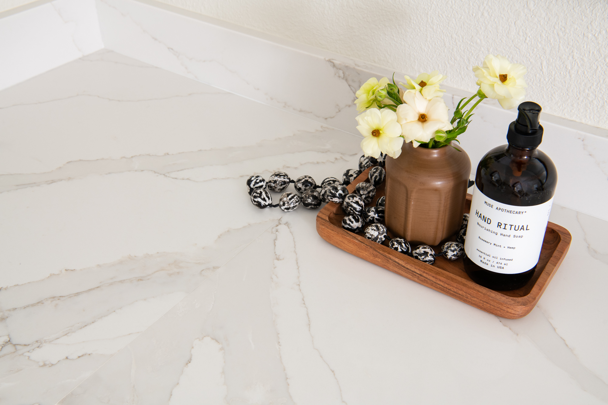 Vadara-polished-quartz-stone-countertop-in-Cygnet-Drift