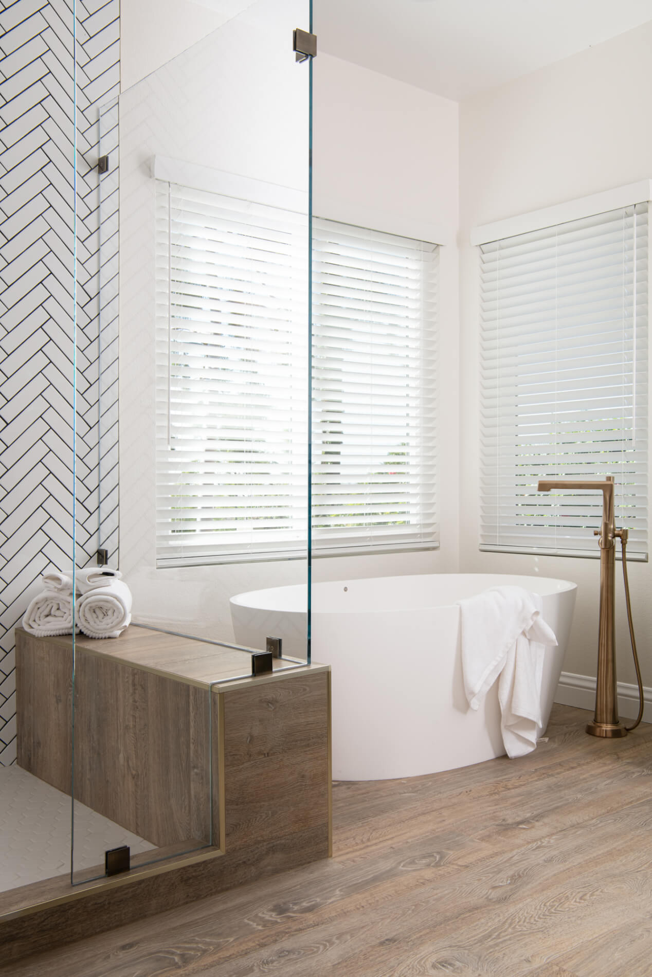 single-handle-floor-mounted-tub-filler-in-luxe-gold-freestanding-tub-with-flat-rim-in-white