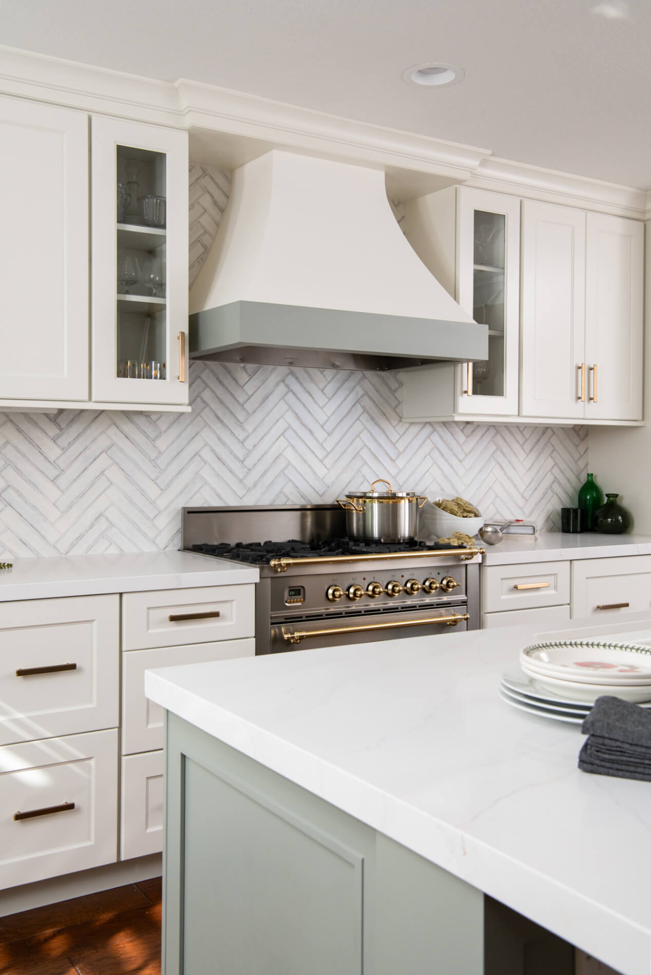 Vadara-quartz-countertops-in-white-aurora