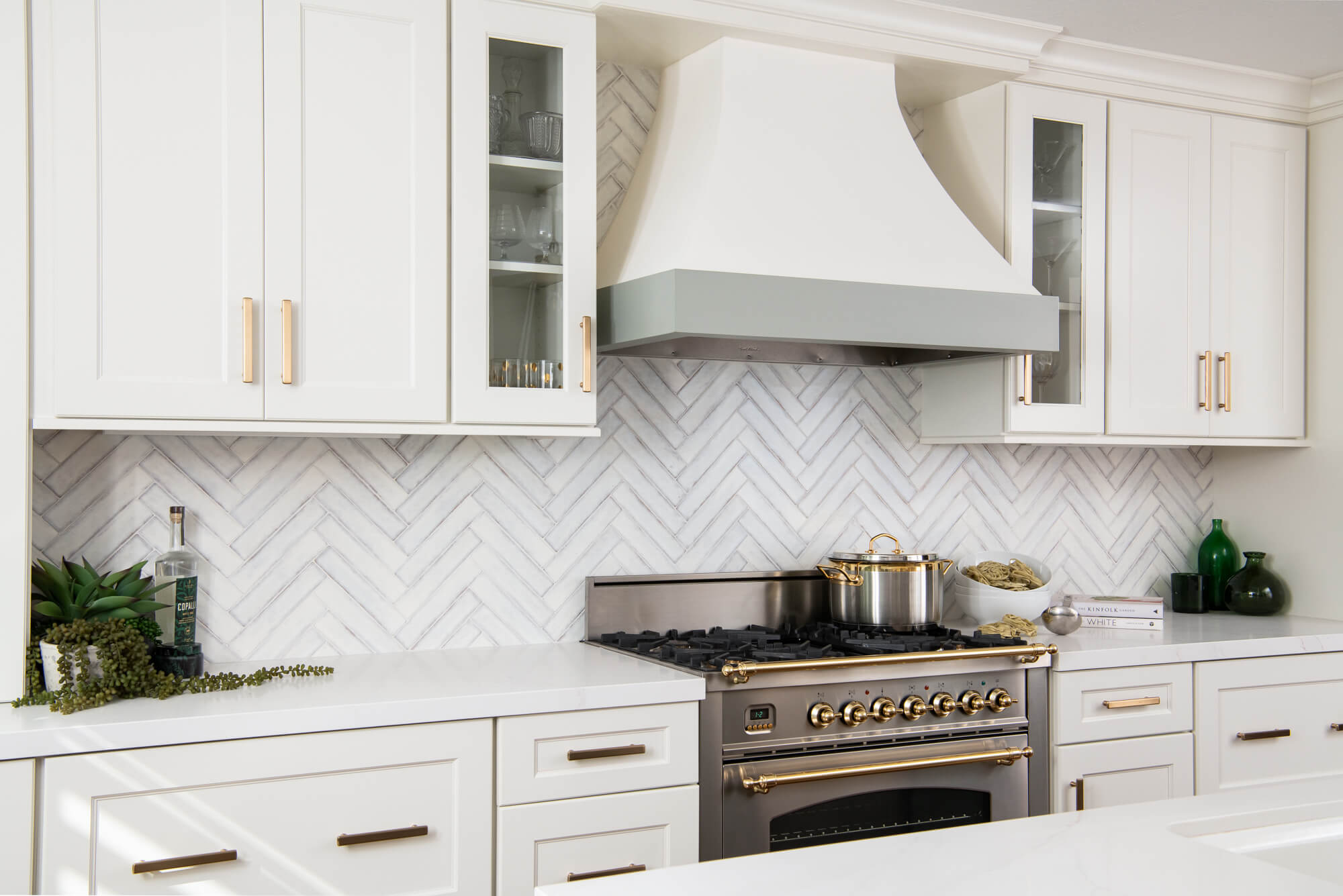 white-bell-curved-hood-with-Maho-Bay-trim-over-36-inch-ILVE-range