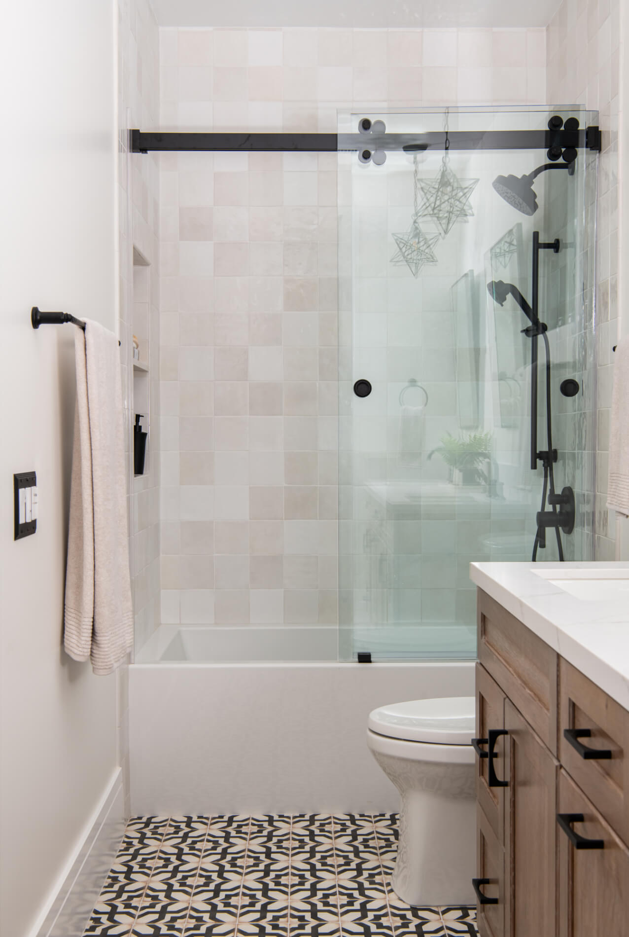 Ceramic-shower-tiles-in-Chloe-white-staggered-pattern