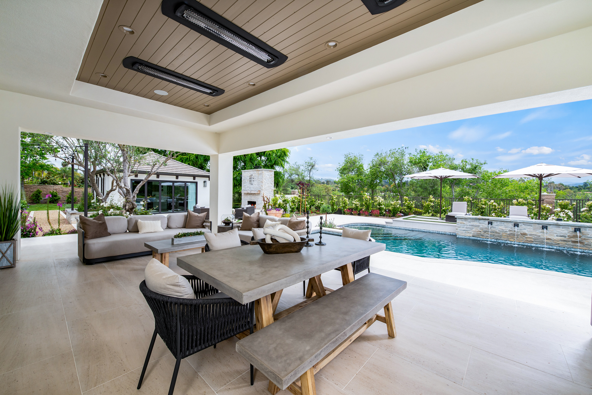 Tray-ceiling-with-recessed-lighting