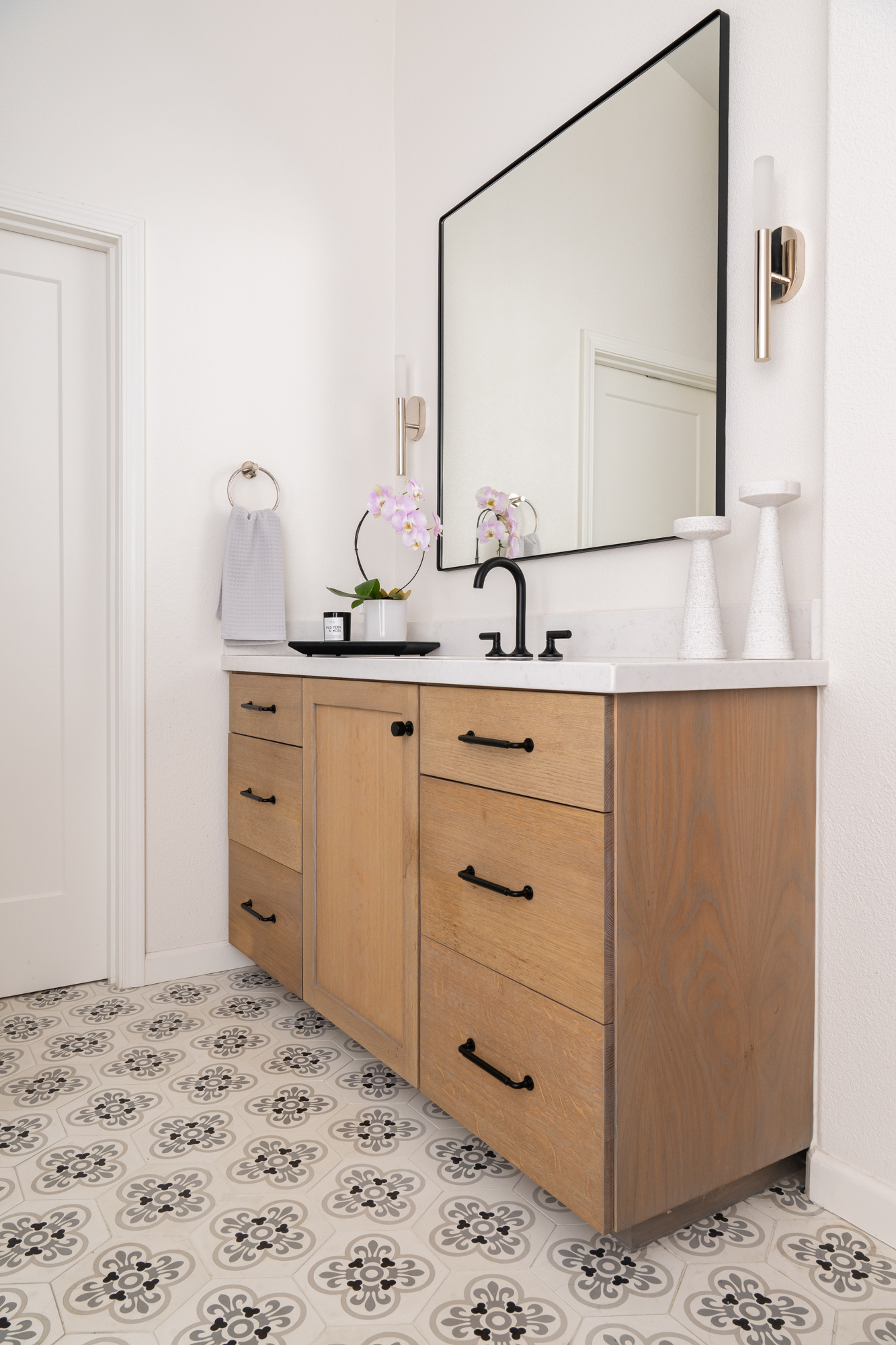 Omega-framed-cabinets-Alderwood-in-Chinchilla-finish-with-matte-black-pulls