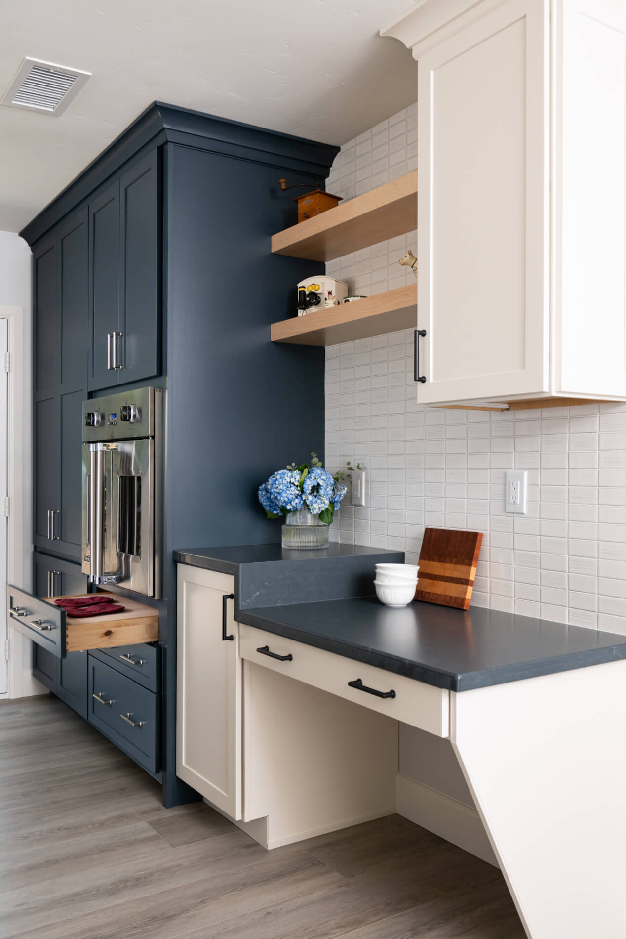 Emser-glazed-ceramic-tile-backsplash-Niagra-Series-in-glossy-white-horzontal-pattern