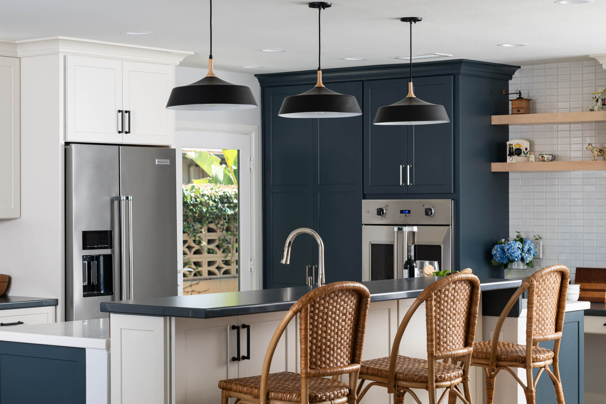 metal-and-natural-wood-kitchen-pendants-in-black-over-large-kitchen-island