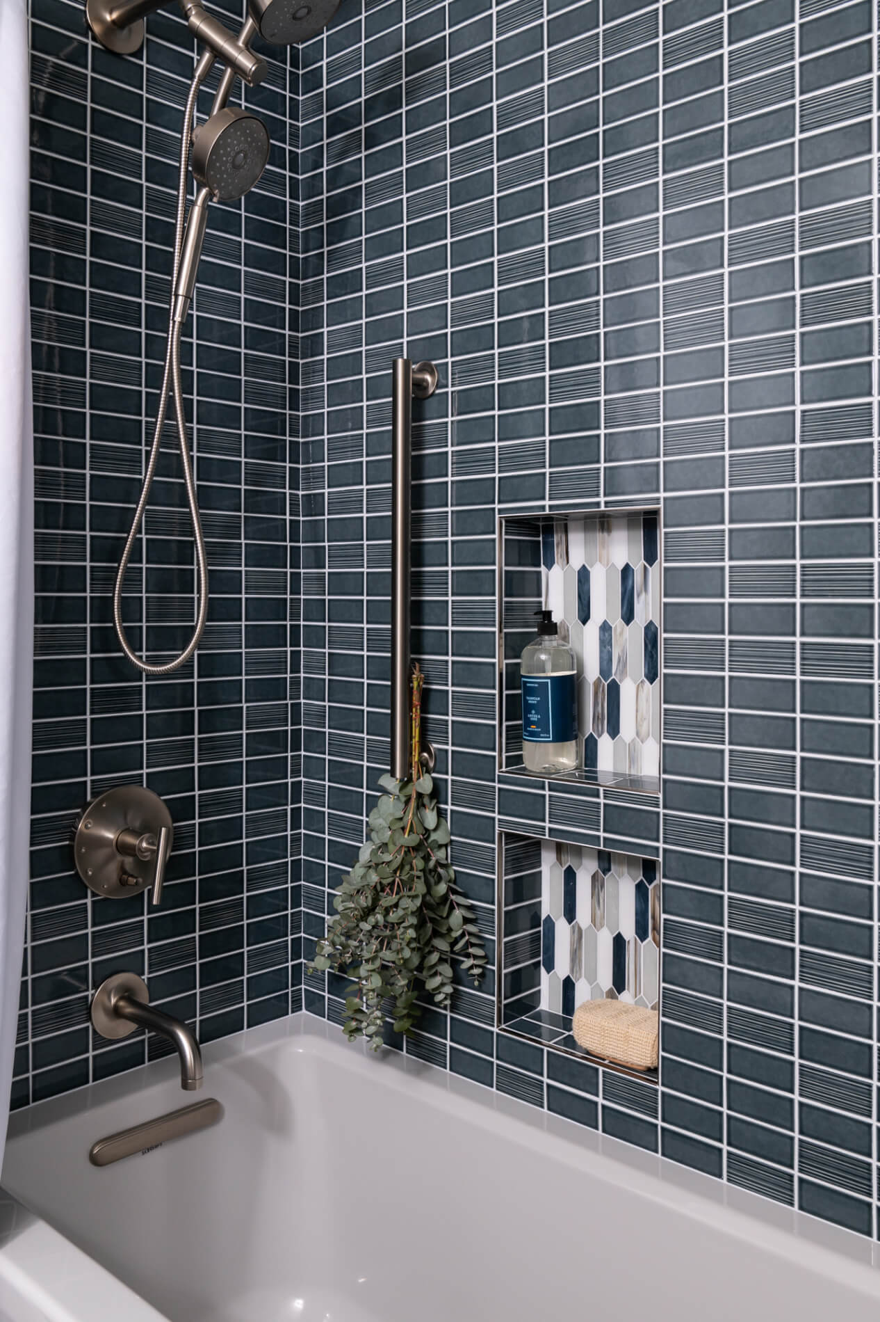 Emser-glazed-ceramic-shower-tile-series-Niagra-color-Navy-Glossy-horizontal-pattern