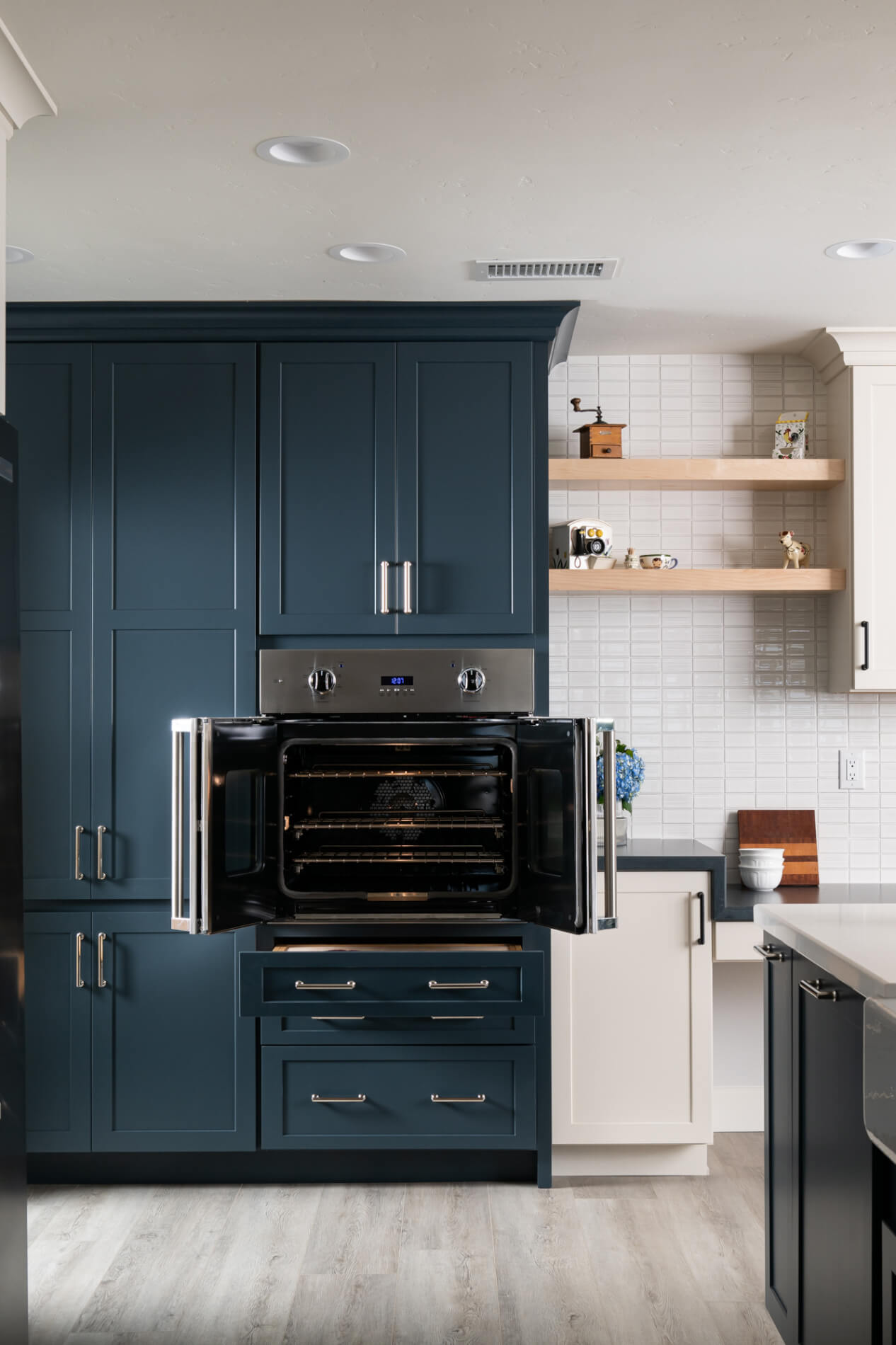 single-wall-oven-with-french-doors-and-designated-drawer-below-to-hold-hot-pots