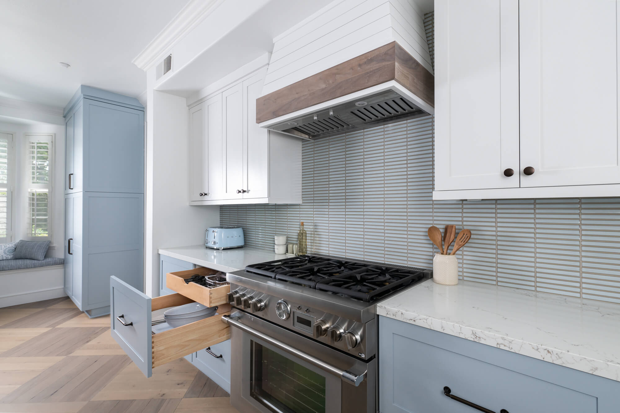 Thermador-freestanding-dual-fuel-range-oven-and-dishwasher-with-cover-panel-and-built-in-Microwave-drawer