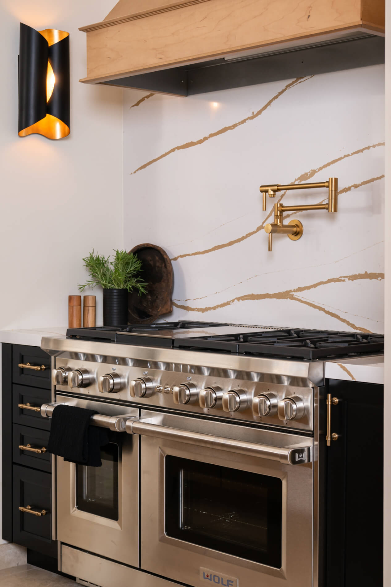 alcove-cutout-with-a-slide-in-wolf-range-under-custom-hood