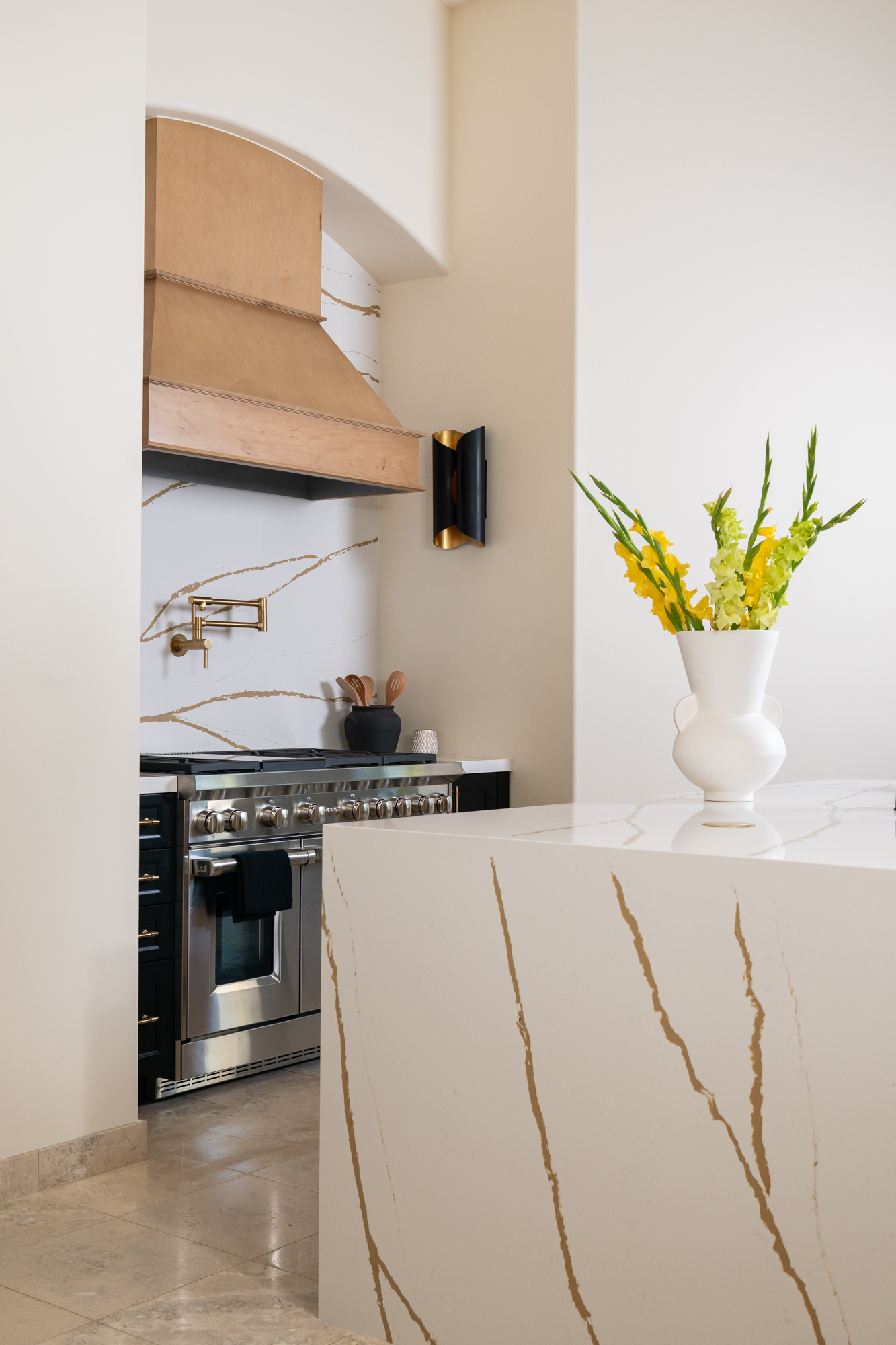 polished-quartz-countertop-and-backsplash-by-Silestone-in-Eterna-D'or