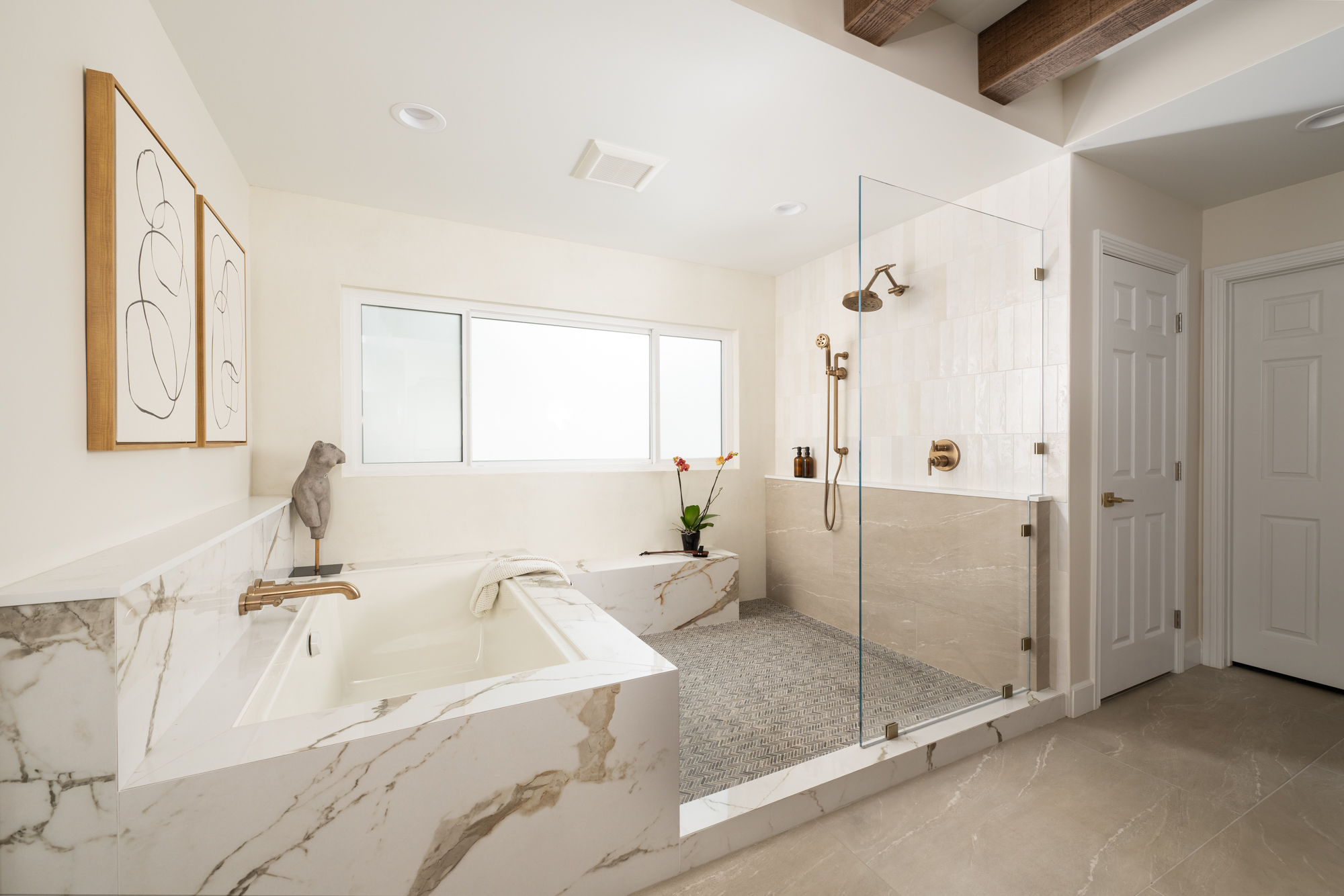 wet-room-painted-accent-wall-in-Kronos-White