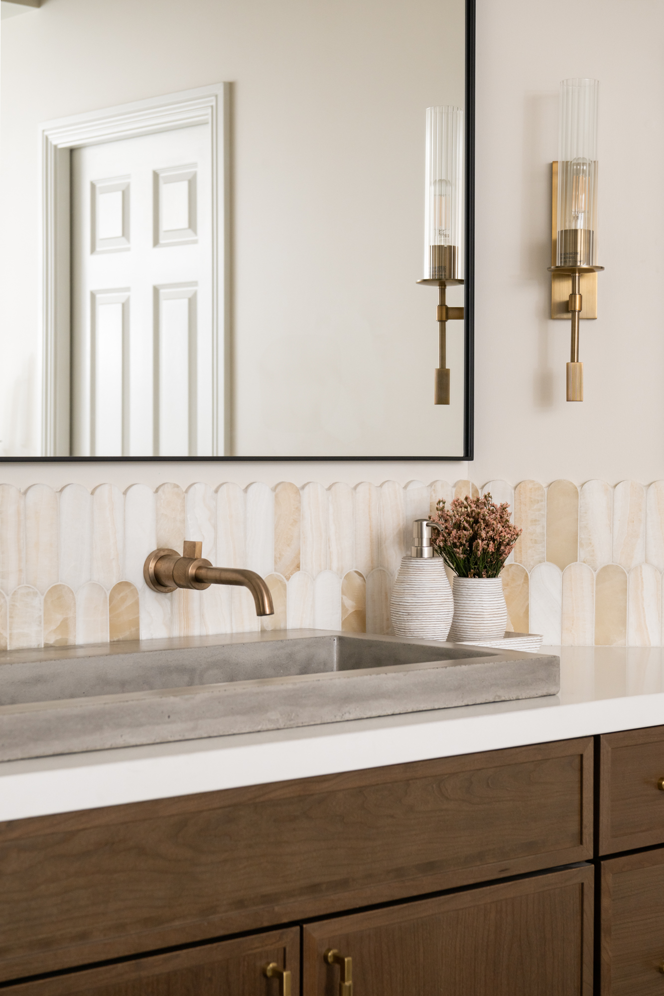 single-handle-wall-mounted-lav-faucets-in-luxe-gold