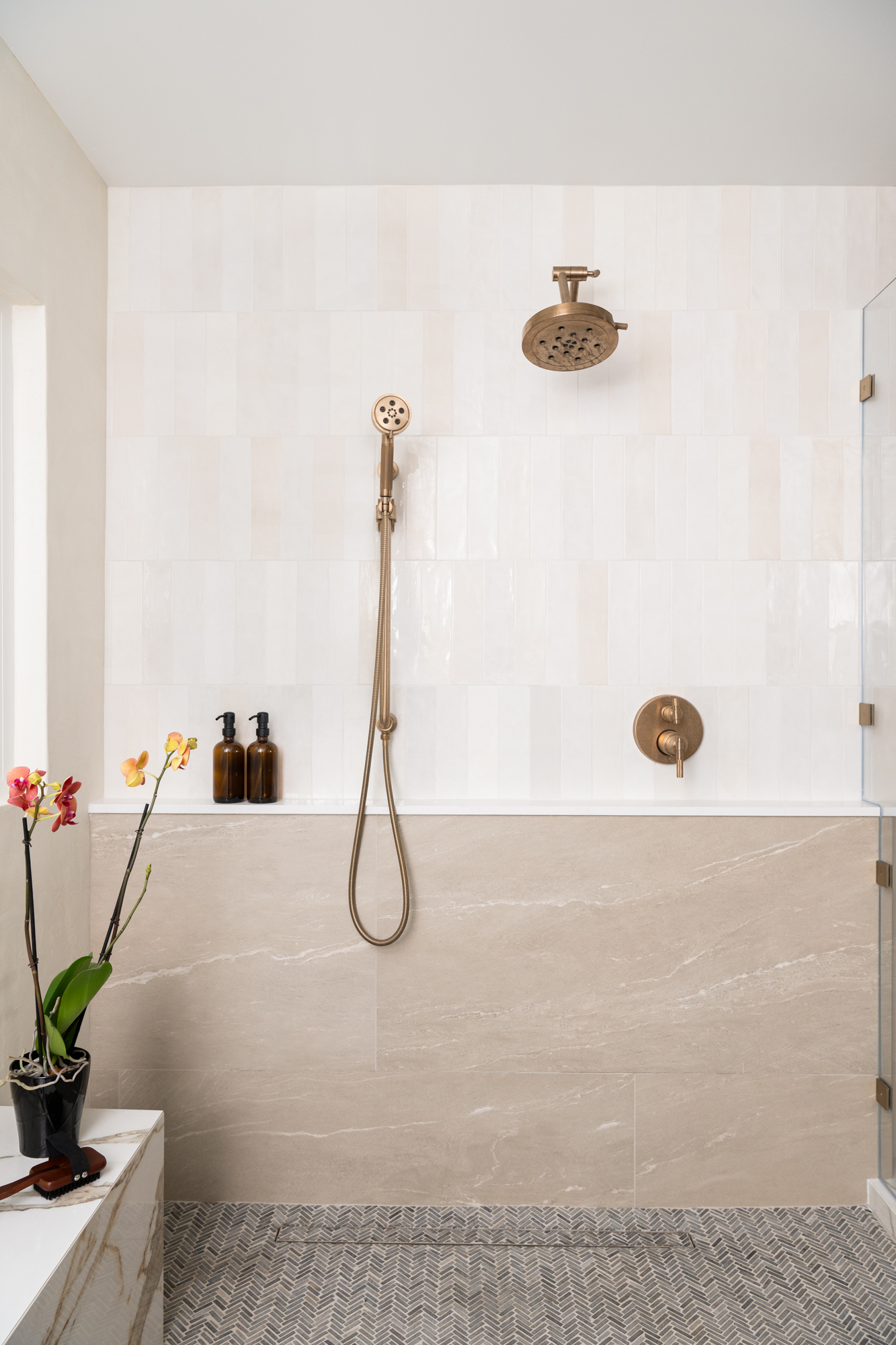 shower-niche-shelves-topped-in-Blizzard-quartz