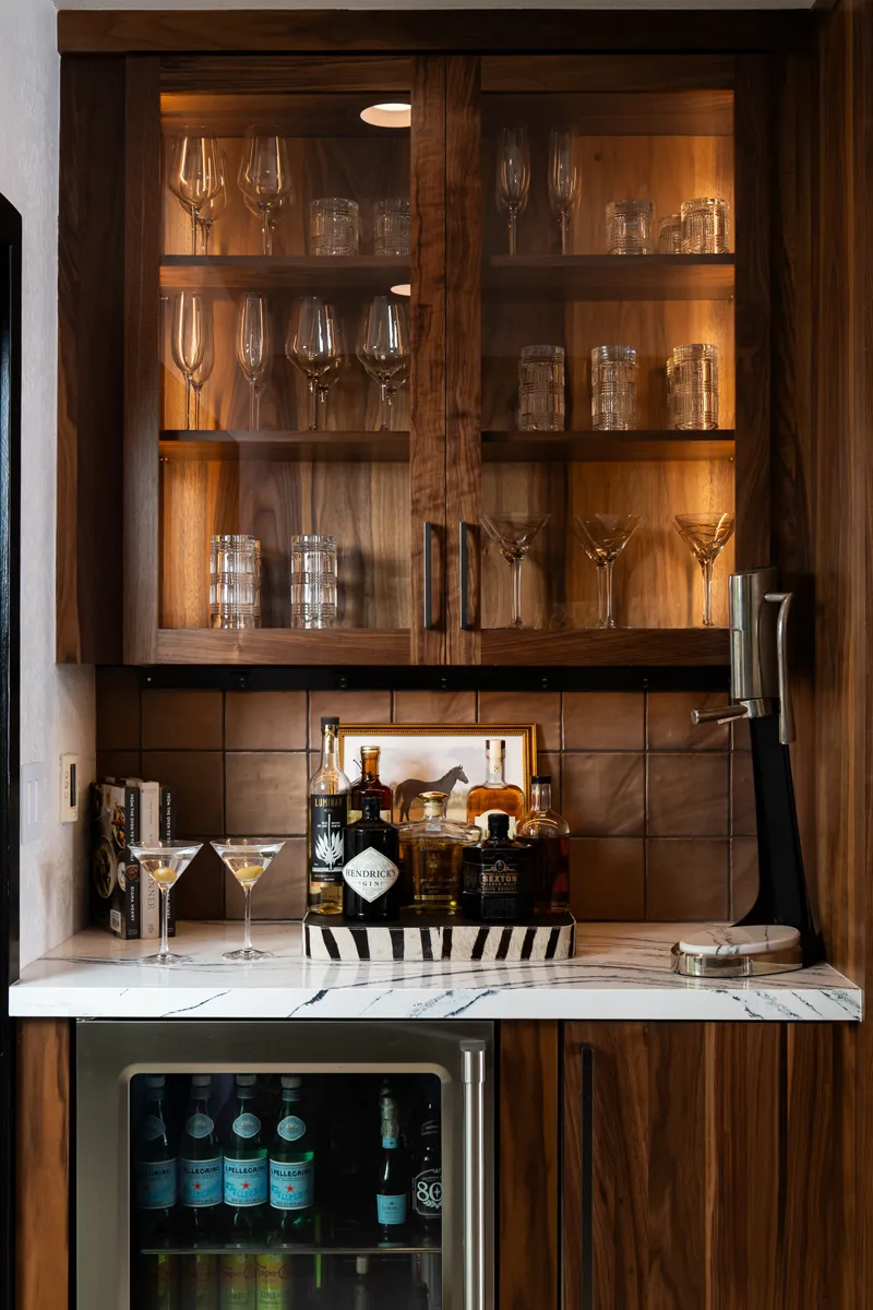 sea-pointe-design-and-remodel-quartz-countertops-in-polished-Portrush-finish-and-square-cermic-tile-backsplash-in-copper-matte