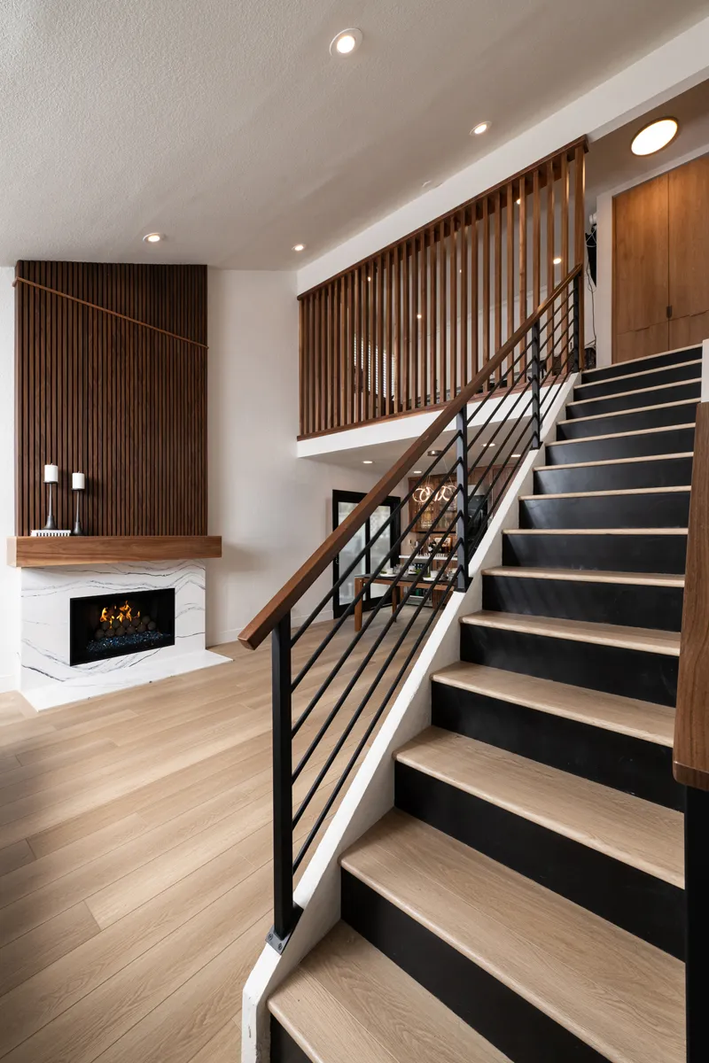 sea-pointe-design-and-remodel-horizontal-steel-tube-railings-with-square-steel-balusters-and-wood-handrail-in-matching-catwalk-stain