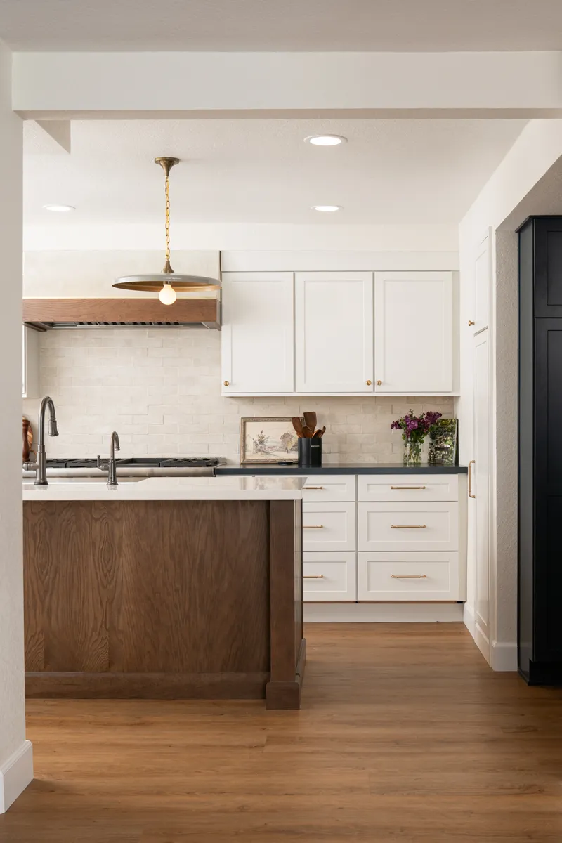 10-Sea-Pointe-Design-and-Remodel-perimeter-countertops-honed-quartz-in-Charcoal-Soapstone