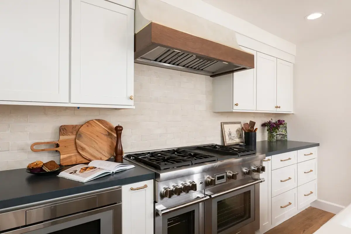 3-Sea-Pointe-Design-and-Remodel-perimeter-cabinetry-Kemper-maple-shaker-in-steam-finish