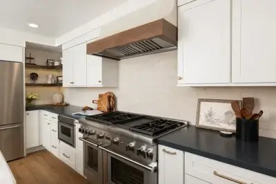 5-Sea-Pointe-Design-and-Remodel-custom-white-decorative-hood-and-blower-with-wood-trim