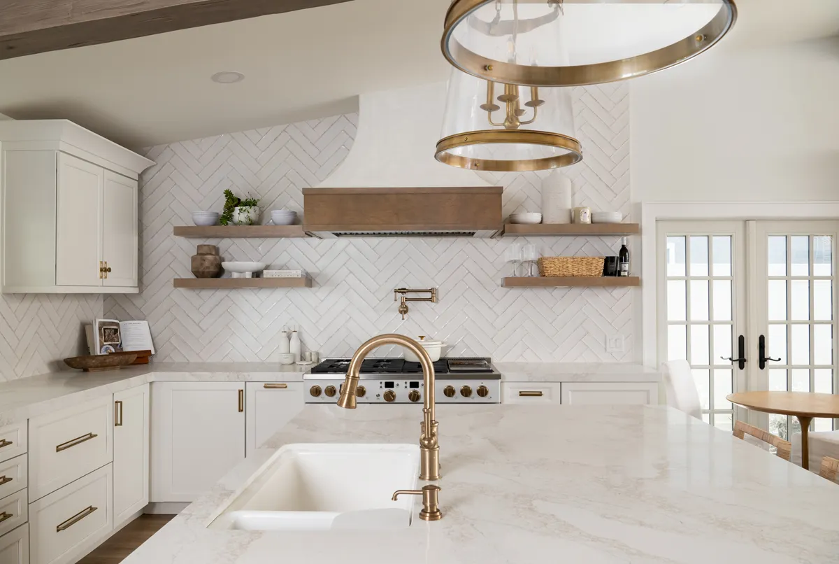 sea-pointe-design-and-remodel-Vadar-polished-quartz-countertops-in-Golden-Scribe