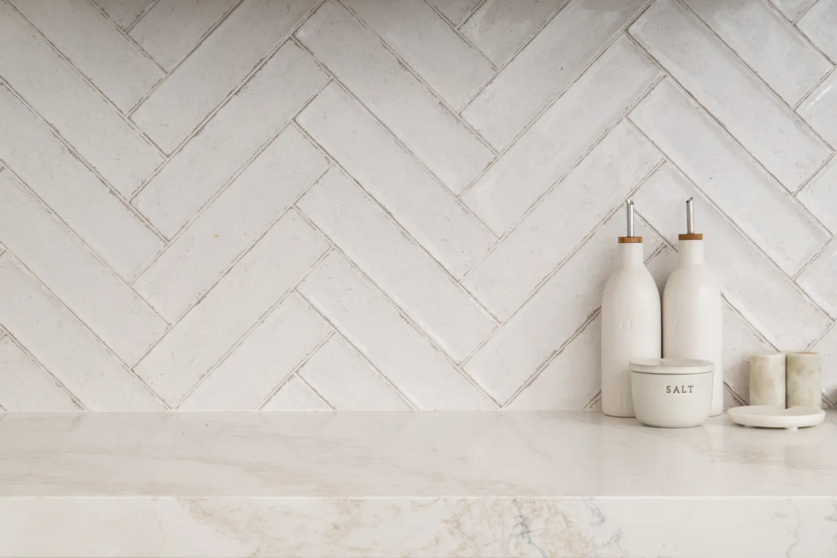 sea-pointe-design-and-remodel-porcelain-tile-backsplash-in-white-in-the-felize-blanco-series