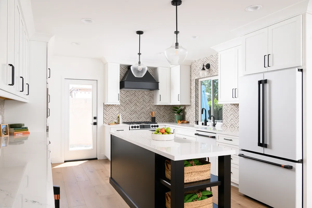 sea-pointe-design-and-remodel-polished-quartz-countertop-by-Silestone-in-Ethereal-Noctis-with-mitered-edge