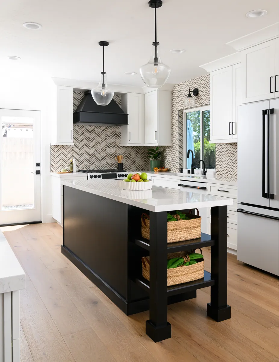 sea-pointe-design-and-remodel-waypoint-maple-cabinetry-kitchen-island-and-hood-in-painted-black-with-silver-pulls