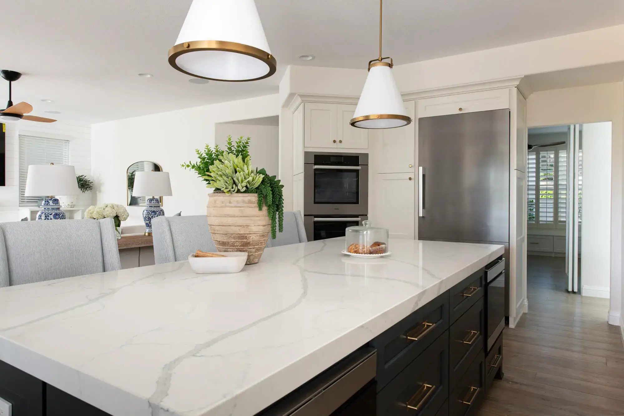 Vadara-polished-quartz-island-countertop-and-backsplash-Calacatta-Belleza