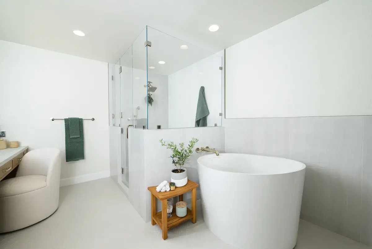 sea-pointe-design-and-remodel-Bain-Ultra-Be-One-freestanding-Soaking-tub-with-polished-nickel-wall-mounted-tub-faucet