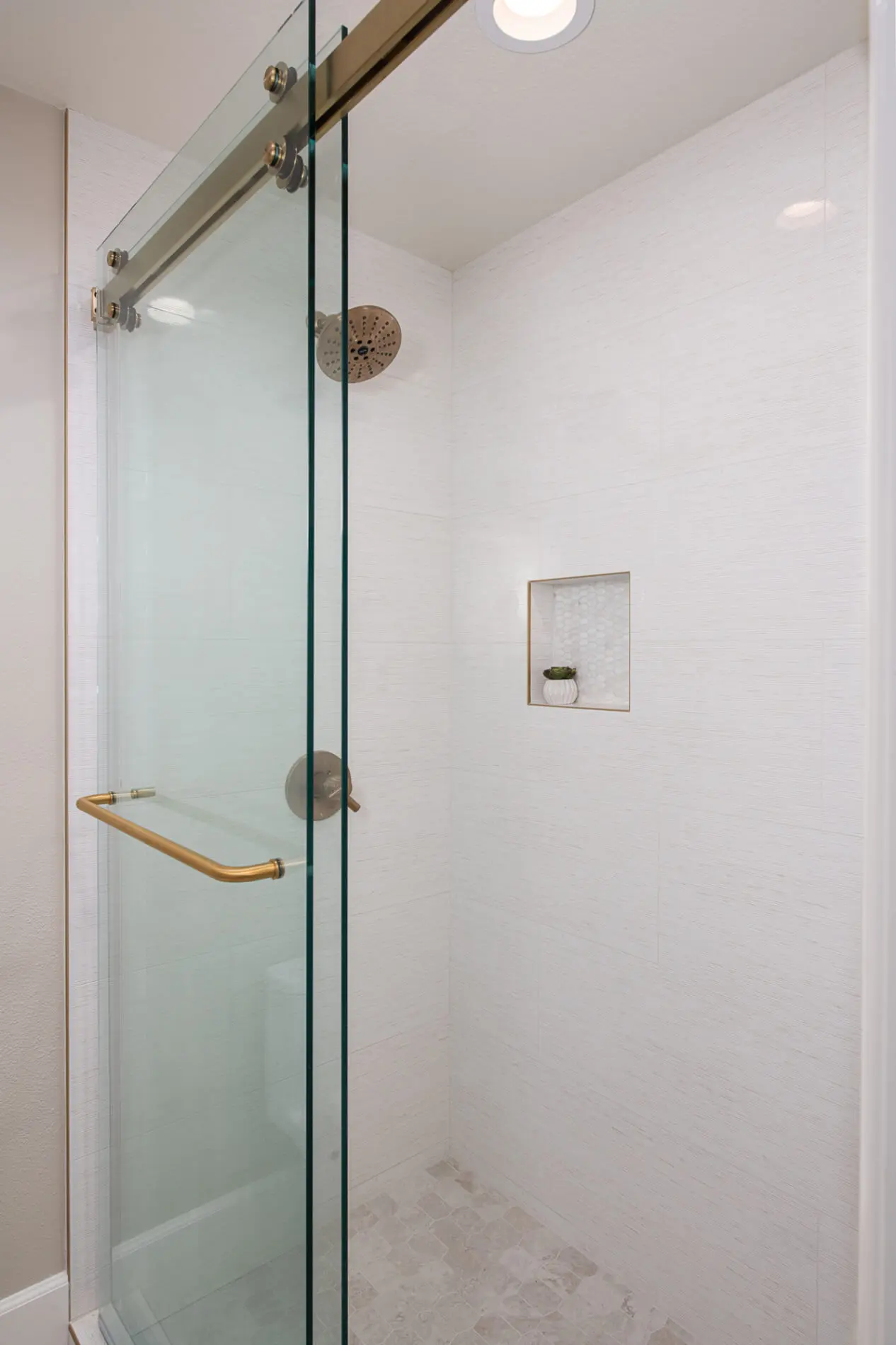 shower-wall-large-horizontal-stacked-porcelain-tiles-in-blanco-shower-floor-stream-hex-mosaic-in-bone