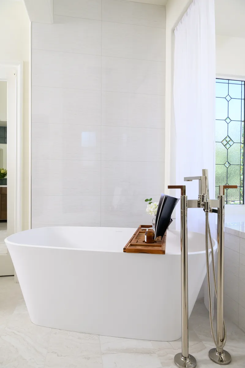 freestanding-tub-soaks-up-the-sunlight-as-you-bathe