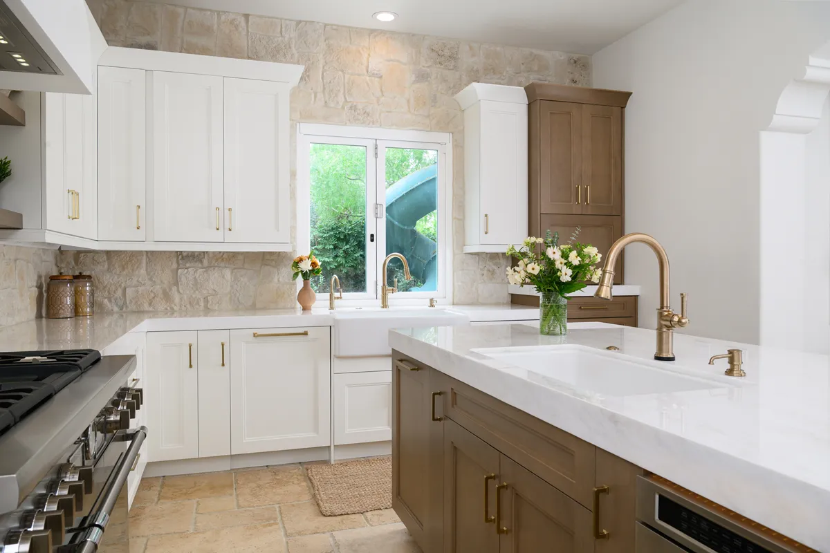 island-includes-single-handle-pull-down-kitchen-faucets-in-luxe-gold-with-undermount-sink