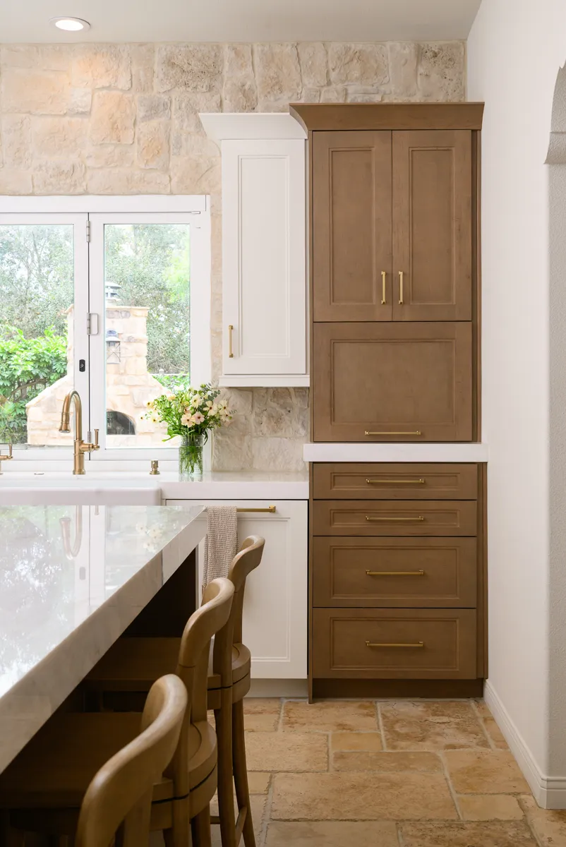 kitchen-window-extends-outward-for-easy-access-to-outdoor-BBQ-area