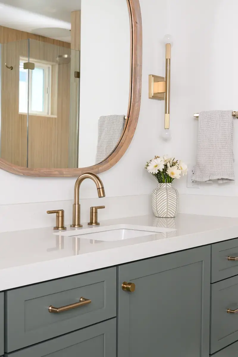 quartz-countertops-in-a-lightly-polished-ocean-foam-finish